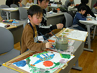 スケッチを元に恐竜の絵をかいていきます。