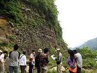 白峰化石壁を観察