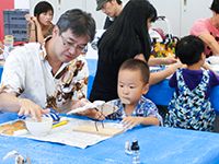 針金の骨組みに粘土をつけていきます。