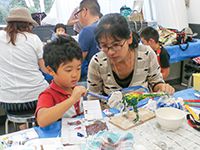 恐竜に好きな色を塗っていきます。