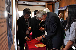 カリー博士にラチャシマサウルスの説明をする柴田研究員
