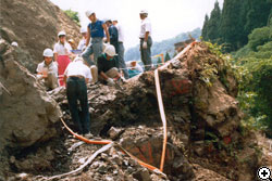 第一次発掘調査の様子（1990年）