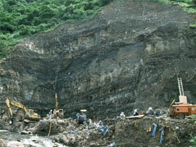 重機を使った発掘現場