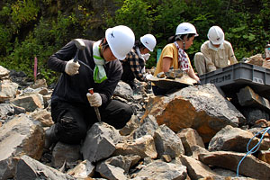 岩を小さく割っての確認作業