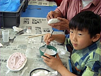 材料の石こうをつくります