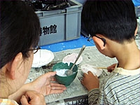 そっと型に流し込みます