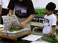 ていねいに台紙にはり、上から押して完成です