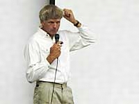 質問に熱弁で答えるカリー博士