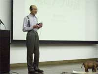 質疑応答の時の亀井先生です