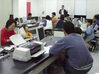 コンピュータ教室「恐竜シールをつくろう」のイメージ