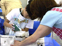 あわせた型に、石こうを流しこんでいきます