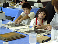 恐竜ふれあい教室「化石のペーパーウエイトつくり」のイメージ