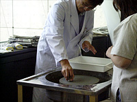 化石入りの石を先生に用意してもらいます