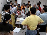 講義の後、火打ち石による火おこしの実演をされました