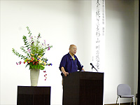 講演をされている濱田館長