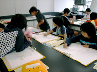 骨格をもとに、肉付けして恐竜にしていきます