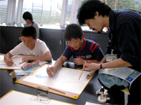 骨格や筋肉のつき方を、山本先生が指導してくれました