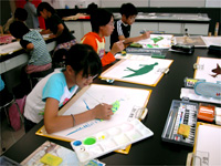 他の恐竜画や現生動物を参考に色をぬって完成です