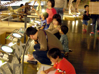 先生と一緒に、展示室で恐竜をスケッチしました