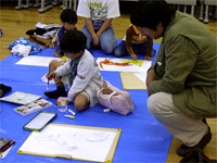 スケッチを元に、好きな恐竜をかいていきます