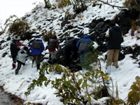 当日はあいにくの季節外れの雪模様でした