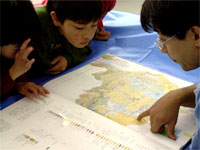 化石はどこで取れるでしょう？初めて見る地質図に興味津々です。