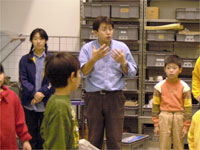 化石クリーニング室での説明です。