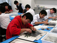 ガラス片をつけて、どんどんみがいていきます