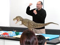 ご自身の作品を前に作り方のお話をされる荒木先生