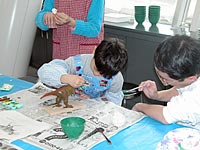親子で協力しての作品づくりです。うまくできるかな?