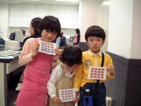 作ったシールといっしょに記念写真です。