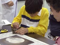 表面を磨いたあと、特殊なフィルムを貼ります