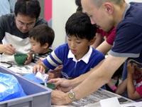 恐竜ふれあい教室「親子で恐竜化石レプリカづくり」のイメージ