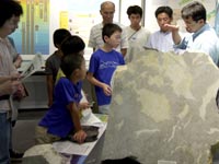 展示室の資料を使っての石の解説