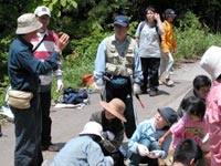 博物館職員から露頭の説明をうけます