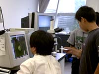 モニタに顕微鏡画像を投影しての説明