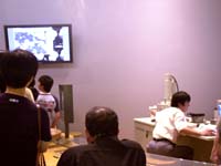 電子顕微鏡でミクロの世界を垣間見ます。