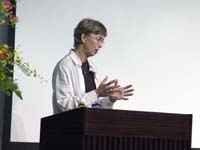 講演後の質問に熱心に答えるリッチ館長