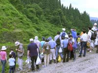 職員から発掘現場について説明がありました