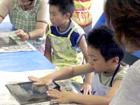 恐竜ふれあい教室「親子で化石のペーパーウェイトづくり」のイメージ