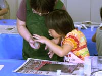 石をこすることで化石が見えてきました