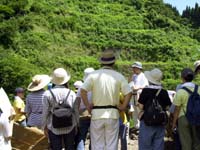 発掘の概要や現場の様子の説明がありました