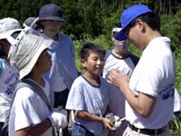 発見した化石について説明をしてもらっています