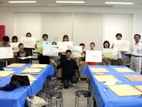 描いた絵を手に記念写真を撮りました