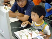 図鑑をおてほんに恐竜をかきます