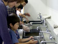 薬品で溶かした化石を静かに洗浄