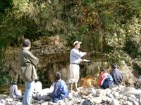 別の場所の石灰華を観察