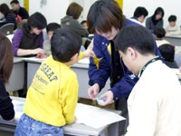 係の人に、おり方を教えてもらいます