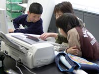 親子で話し合いながらのシール作りです