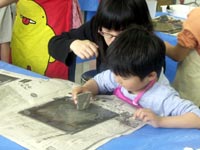 恐竜ふれあい教室「親子で化石のペーパーウェイトづくり」のイメージ